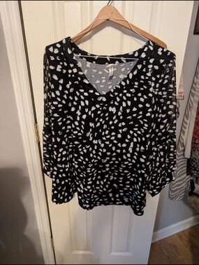 Perseption Black and White Abstract Spot V-Neck Long Sleeve Top